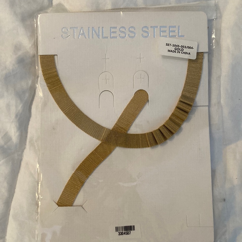 Stainless steel Gold necklace/bracelet set 7.25” bracelet, 20” necklace. 0.5”W
